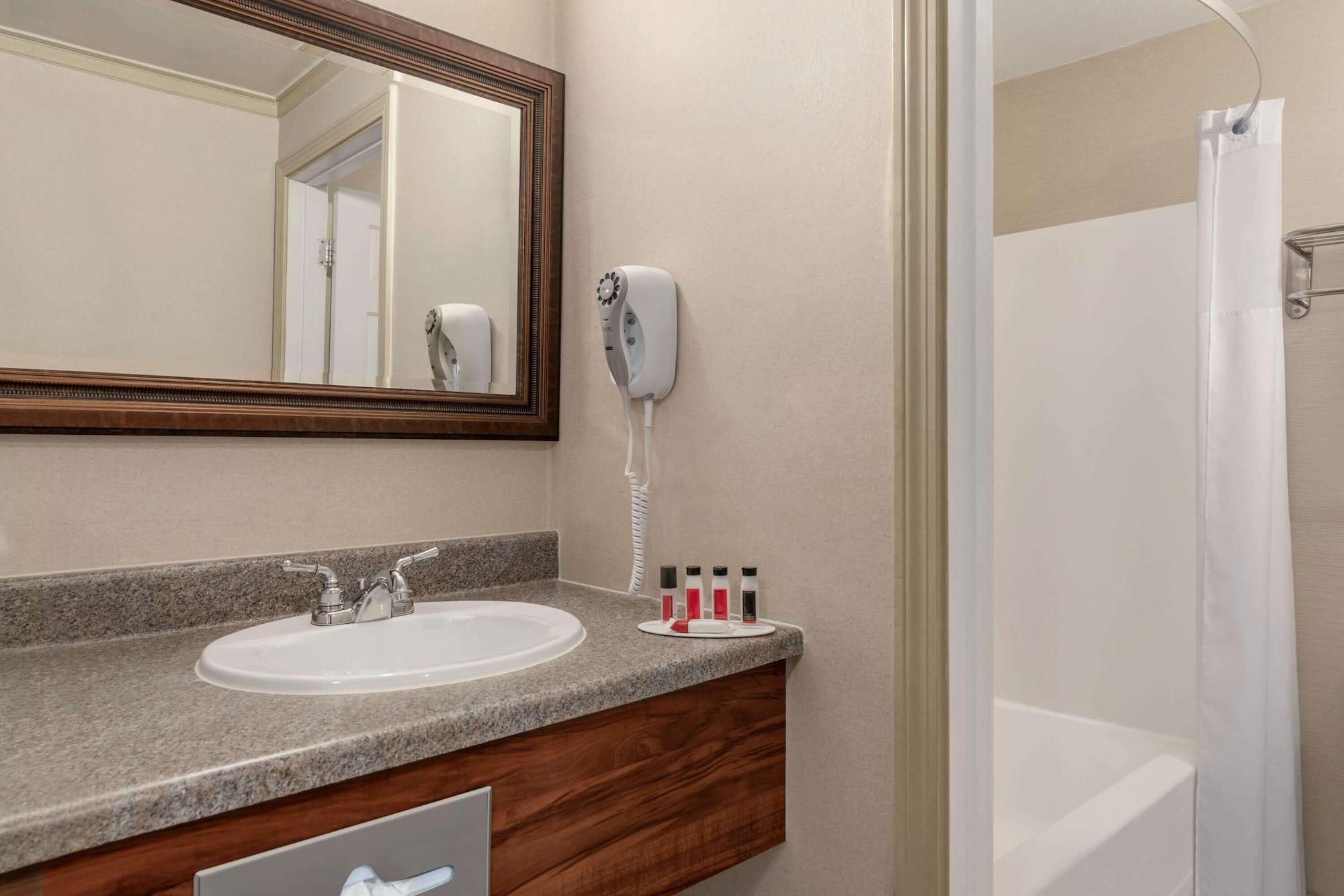 סאות' פורטלנד Days Inn By Wyndham Airport/Maine Mall מראה חיצוני תמונה